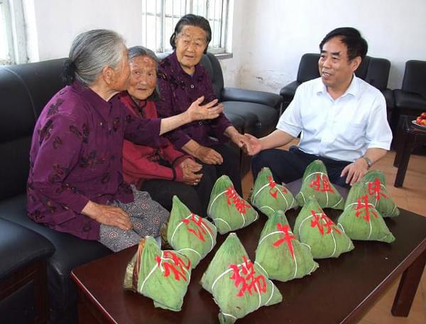 泉城荷葉粽 深情送沂蒙