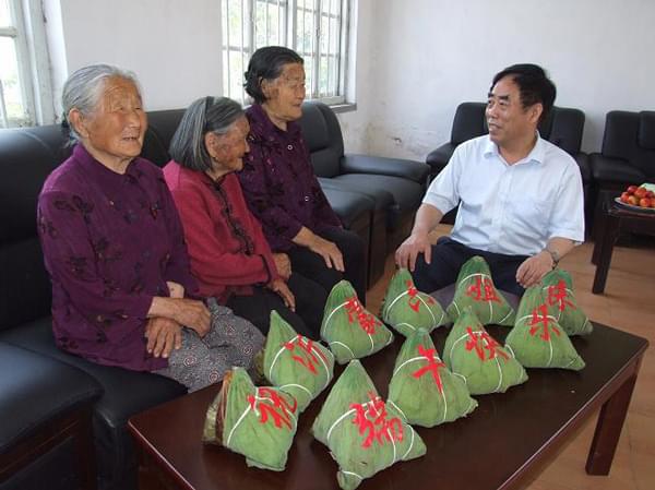 泉城荷葉粽 深情送沂蒙