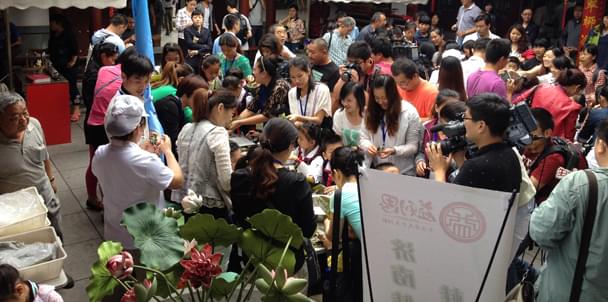 為什么我們常飽含淚水 因為我們愛這片土地愛的深沉.jpg