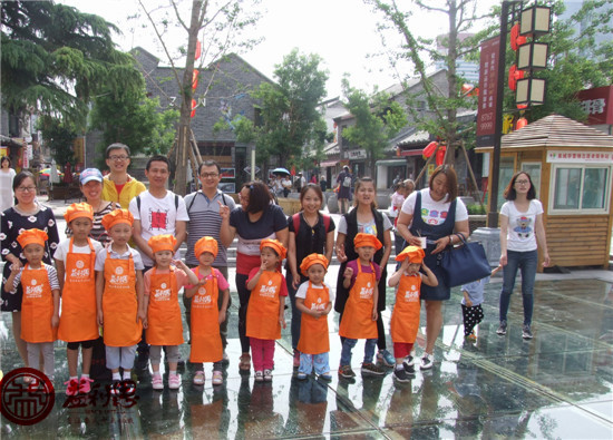 濟南少兒頻道主持人香蕉哥哥與小選手合影留念