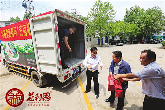 益康領(lǐng)導帶領(lǐng)員工親自裝車