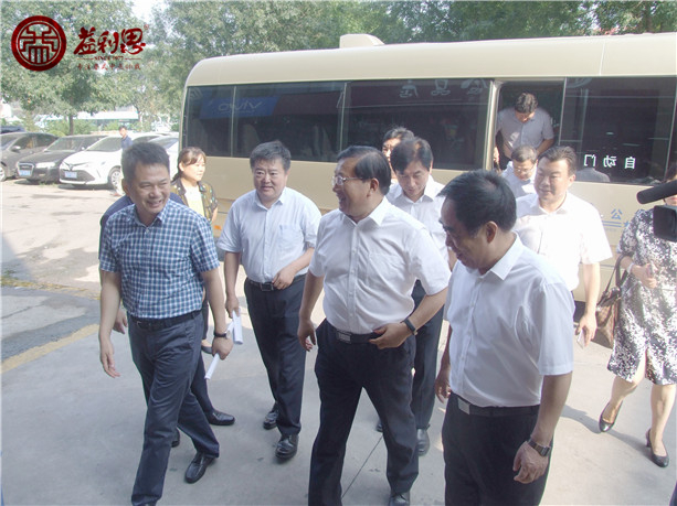 市委副書記、市長王忠林視察濟南益康，董事長王忠本陪同