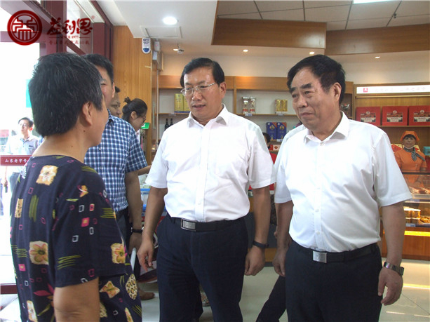 市委副書記、市長王忠林與益康超市顧客親切交流