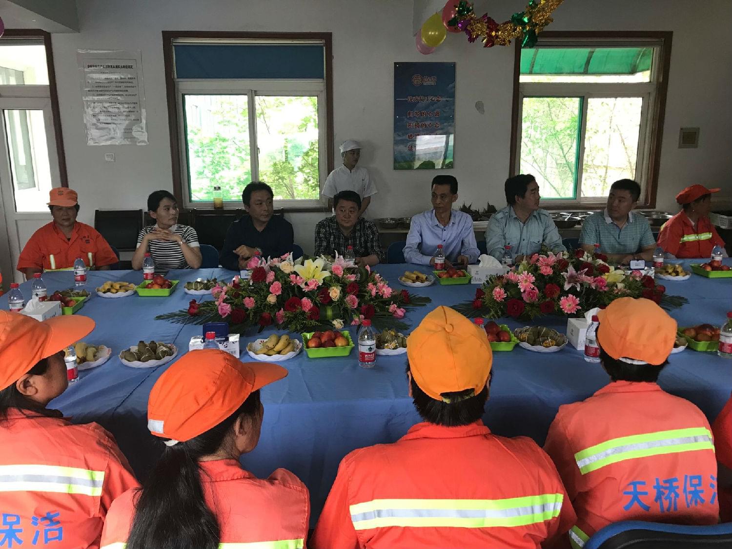 益康集團(tuán)公司執(zhí)行總經(jīng)理孫延才向環(huán)衛(wèi)工媽媽們致以節(jié)日祝福