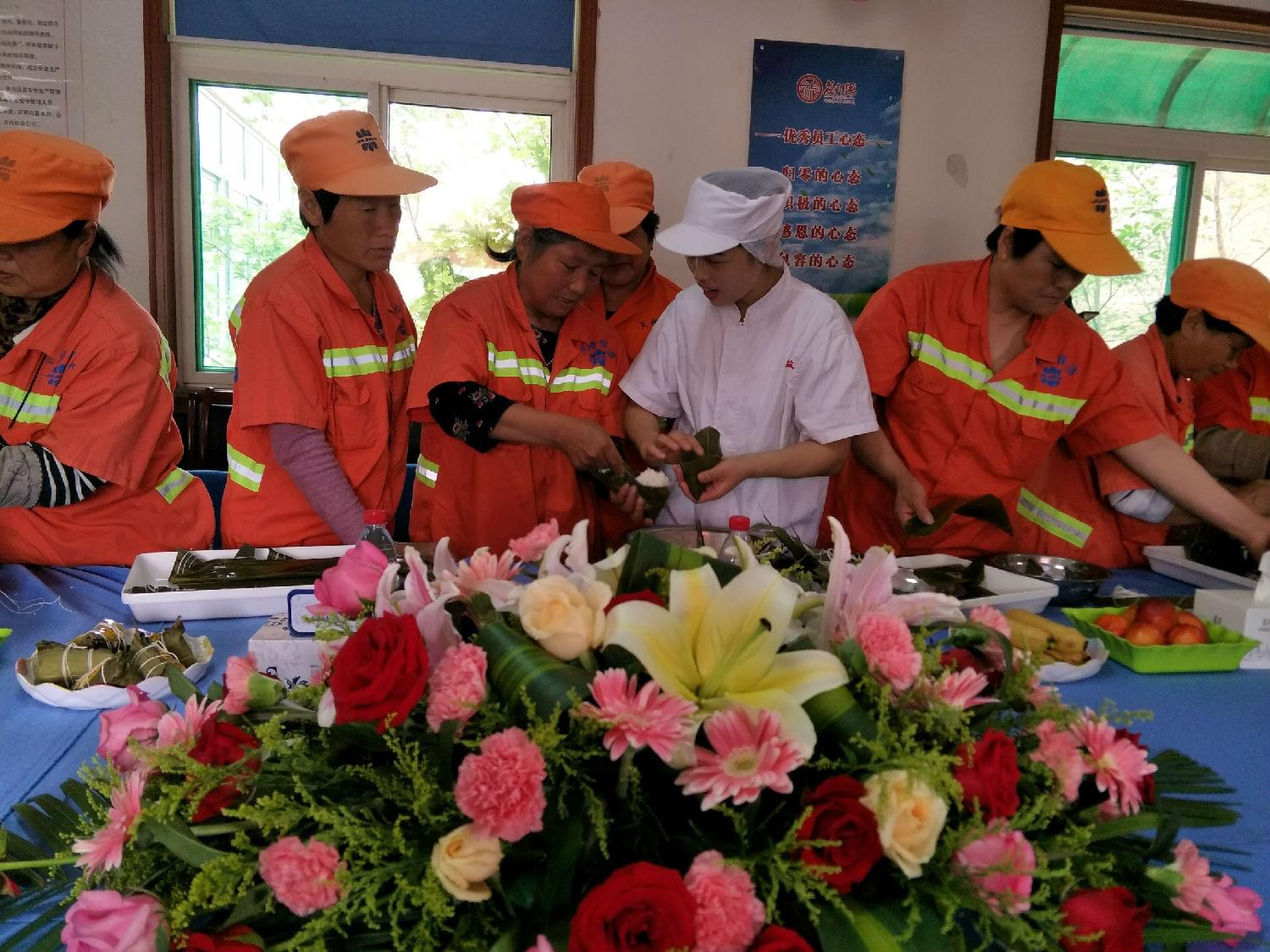 環(huán)衛(wèi)工媽媽們高高興興品嘗&ldquo;益利思&rdquo;粽子