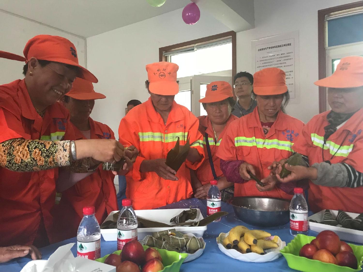 環(huán)衛(wèi)工媽媽們高高興興品嘗&ldquo;益利思&rdquo;粽子