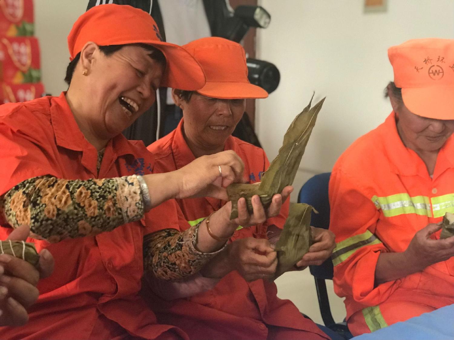 環(huán)衛(wèi)工媽媽們高高興興品嘗&ldquo;益利思&rdquo;粽子