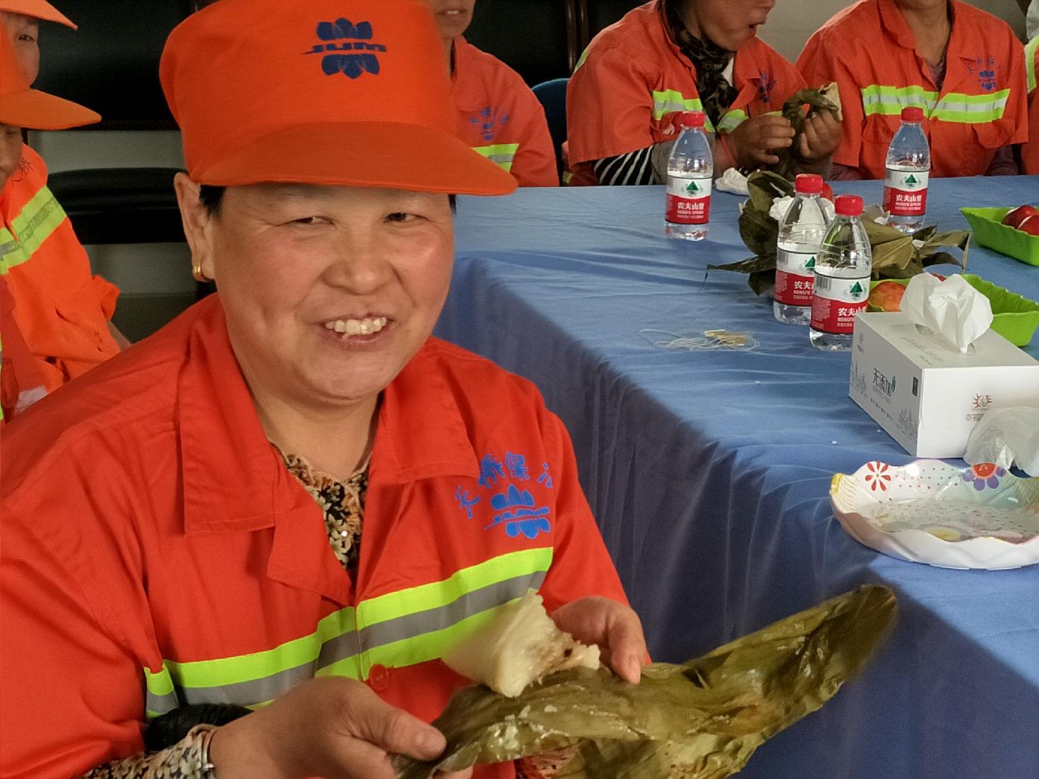 環(huán)衛(wèi)工媽媽們高高興興品嘗&ldquo;益利思&rdquo;粽子