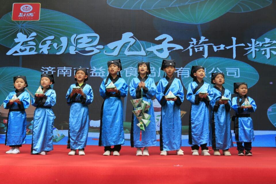 國學(xué)小名士們朗朗上口的國學(xué)朗誦道出&ldquo;九子荷葉粽&rdquo;的美好寓意