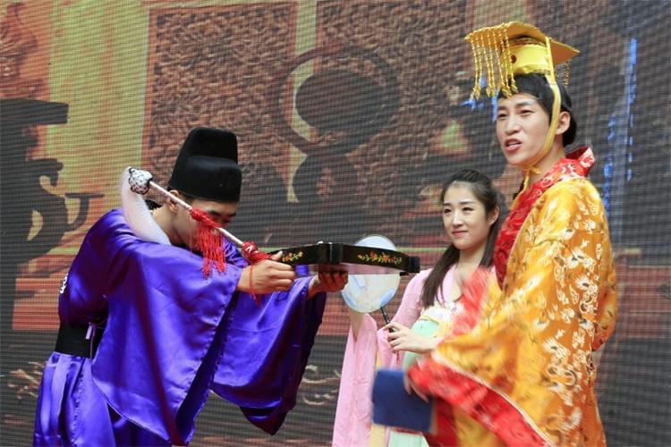 情景?。鹤犯菰?mdash;&mdash;唐朝，濟(jì)南太守李隨進(jìn)宮向皇上敬獻(xiàn)&ldquo;九子荷葉粽&rdquo;