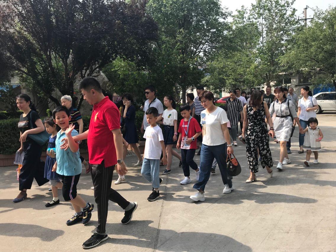 大手拉小手，一起走進益康廠區(qū)