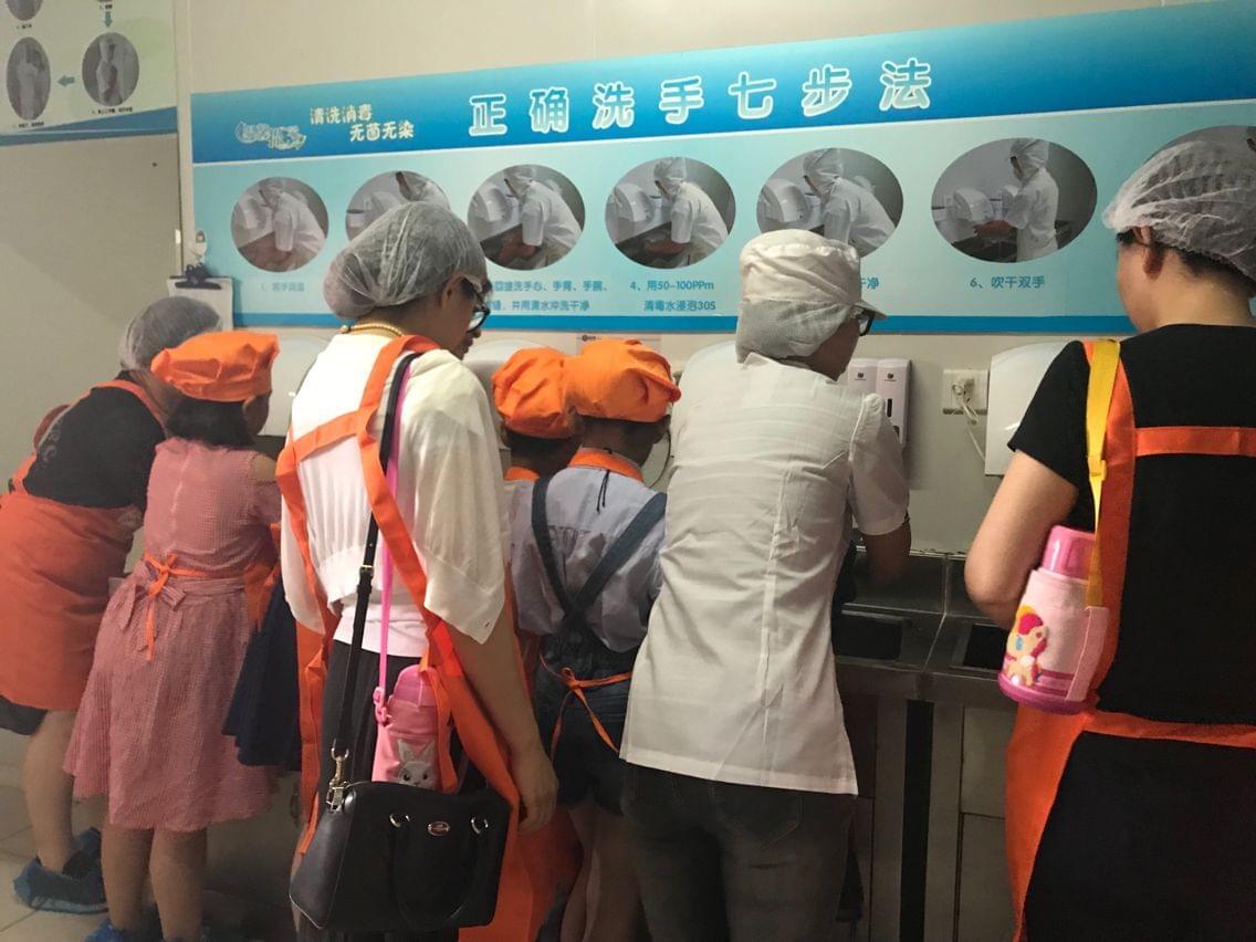 進入車間前洗手消毒確保干凈衛(wèi)生