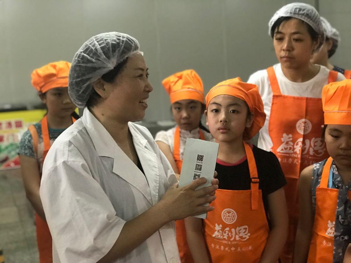 工作人員給大家介紹活動流程