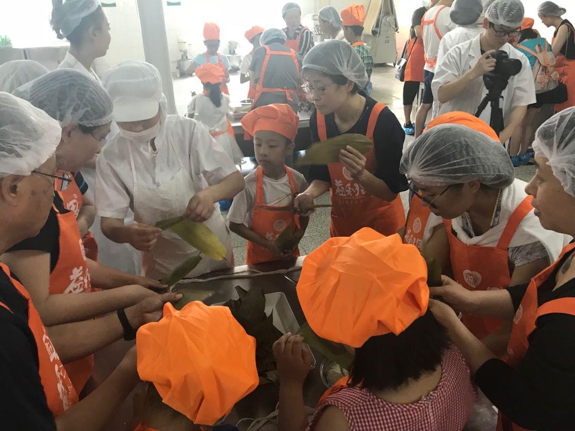 車間工作人員給大家指導(dǎo)粽子的包制方法