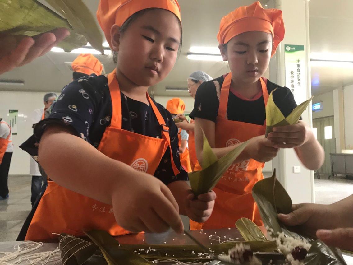 &ldquo;看！兩勺米+四顆小棗。老師說這樣包出來的粽子較有好吃&rdquo;