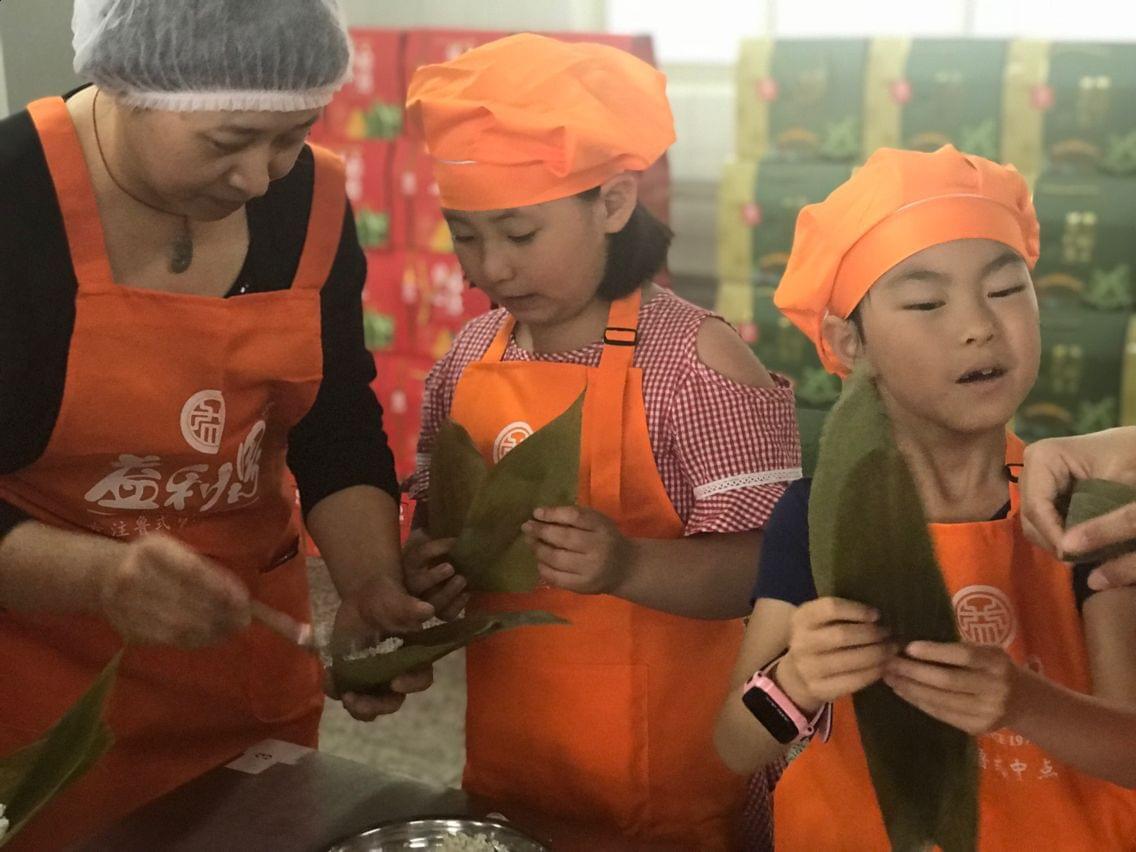 &ldquo;媽媽，老師說要將粽葉的光滑面折在里面盛米哦~&rdquo;