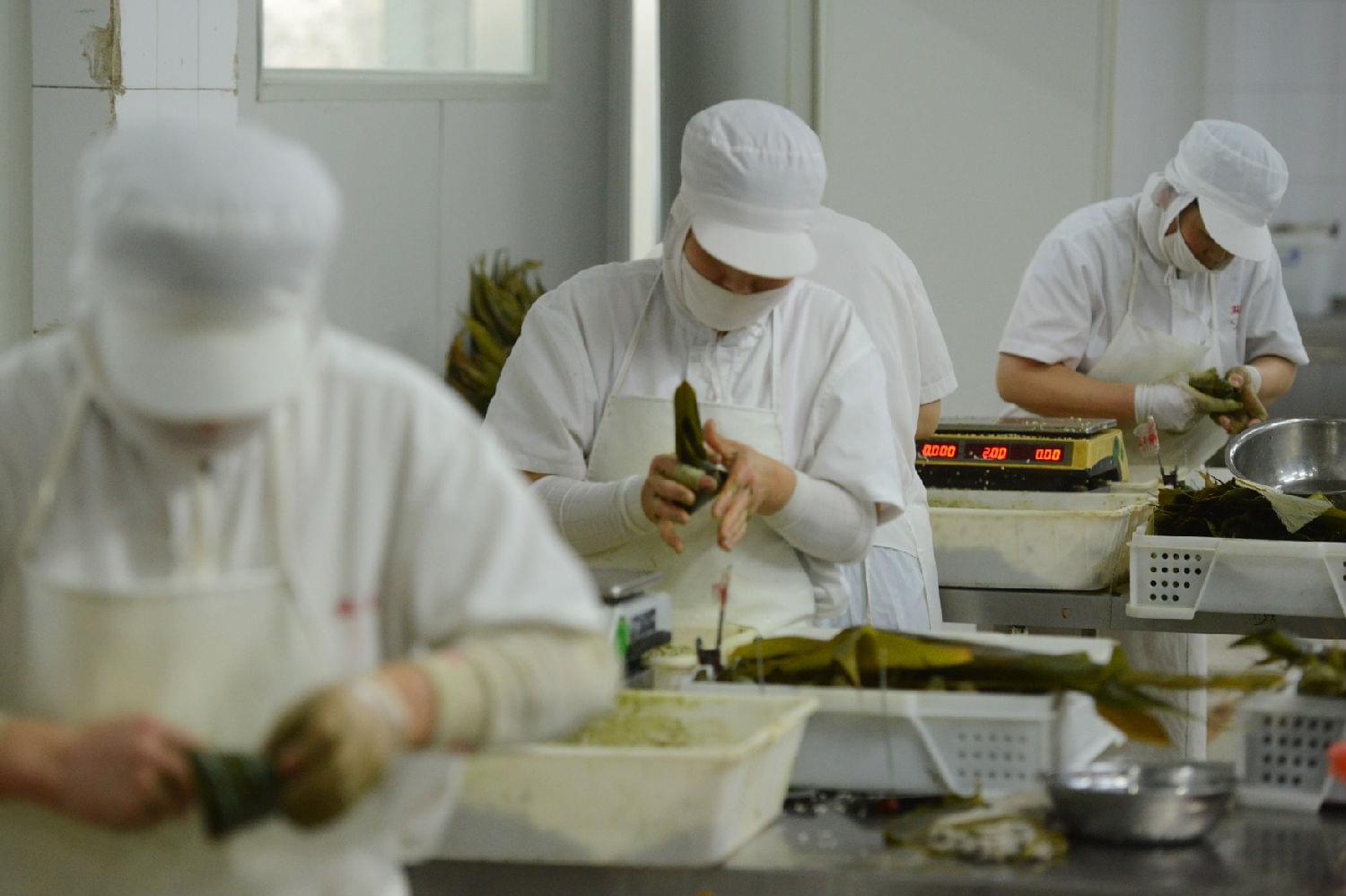 益康人加班加點(diǎn)生產(chǎn)粽子以確保準(zhǔn)時送達(dá)官兵手中