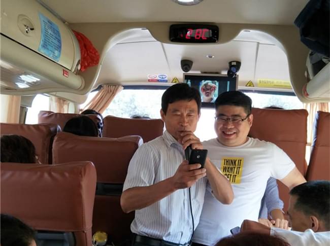 全體黨員集體高唱《沒有共產(chǎn)黨就沒有新》、《走向復(fù)興》及《益康之歌》