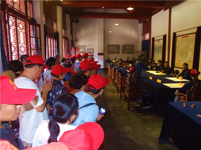 黨員參觀甲午戰(zhàn)爭博物館超寫實人物塑像場景，感嘆今天幸福生活的來之不易