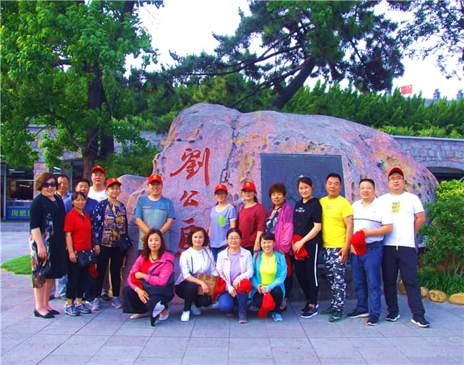 益康超市公司黨支部黨員劉公島合影