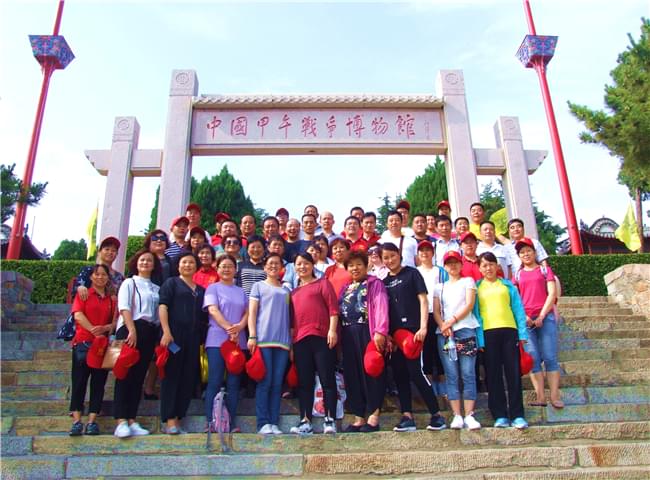 全體黨員在甲午戰(zhàn)爭博物館前合影留念