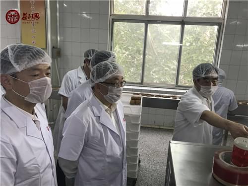 益康集團(tuán)公司董事長王忠本匯報(bào)中秋月餅生產(chǎn)情況