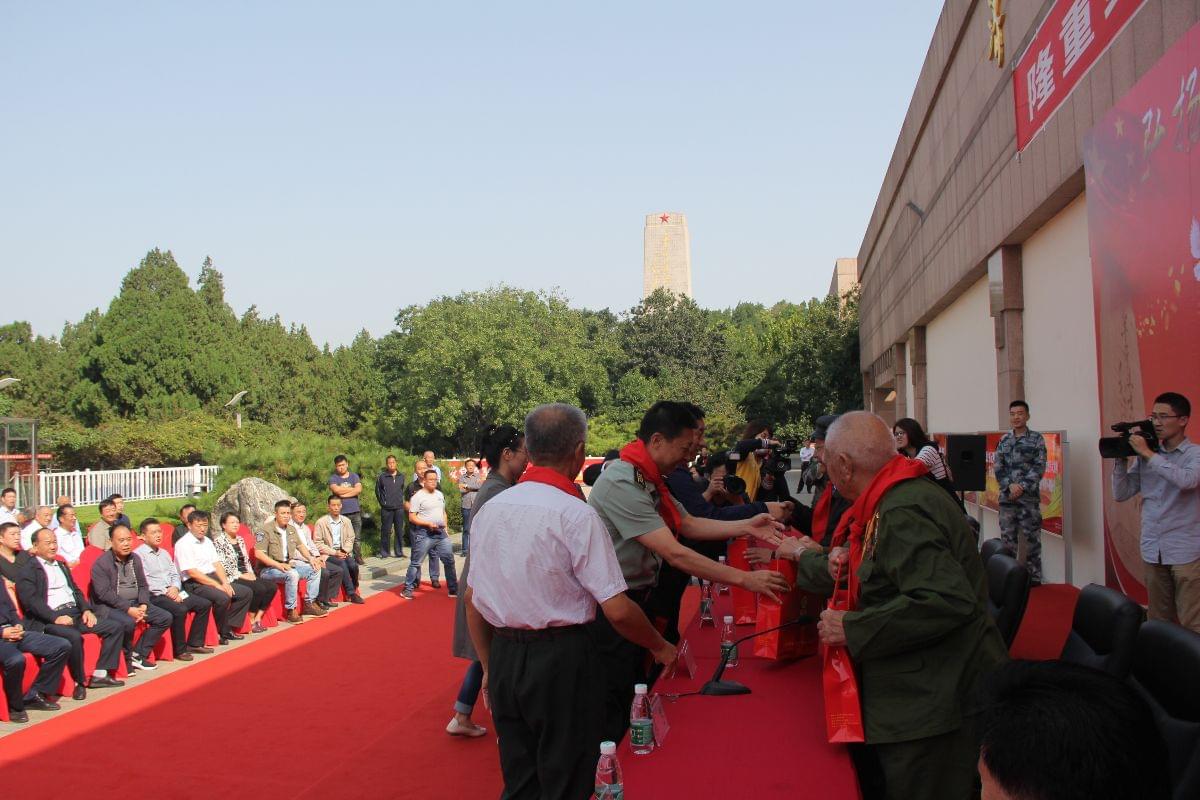 嘉賓向濟(jì)南戰(zhàn)役老戰(zhàn)士贈(zèng)送益康特制&ldquo;紀(jì)念濟(jì)南解放70周年&rdquo;大月餅