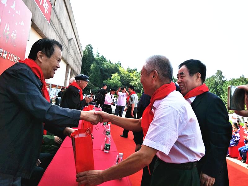 益康集團(tuán)董事長王忠本先生及嘉賓向老戰(zhàn)士贈(zèng)送益康特制大月餅