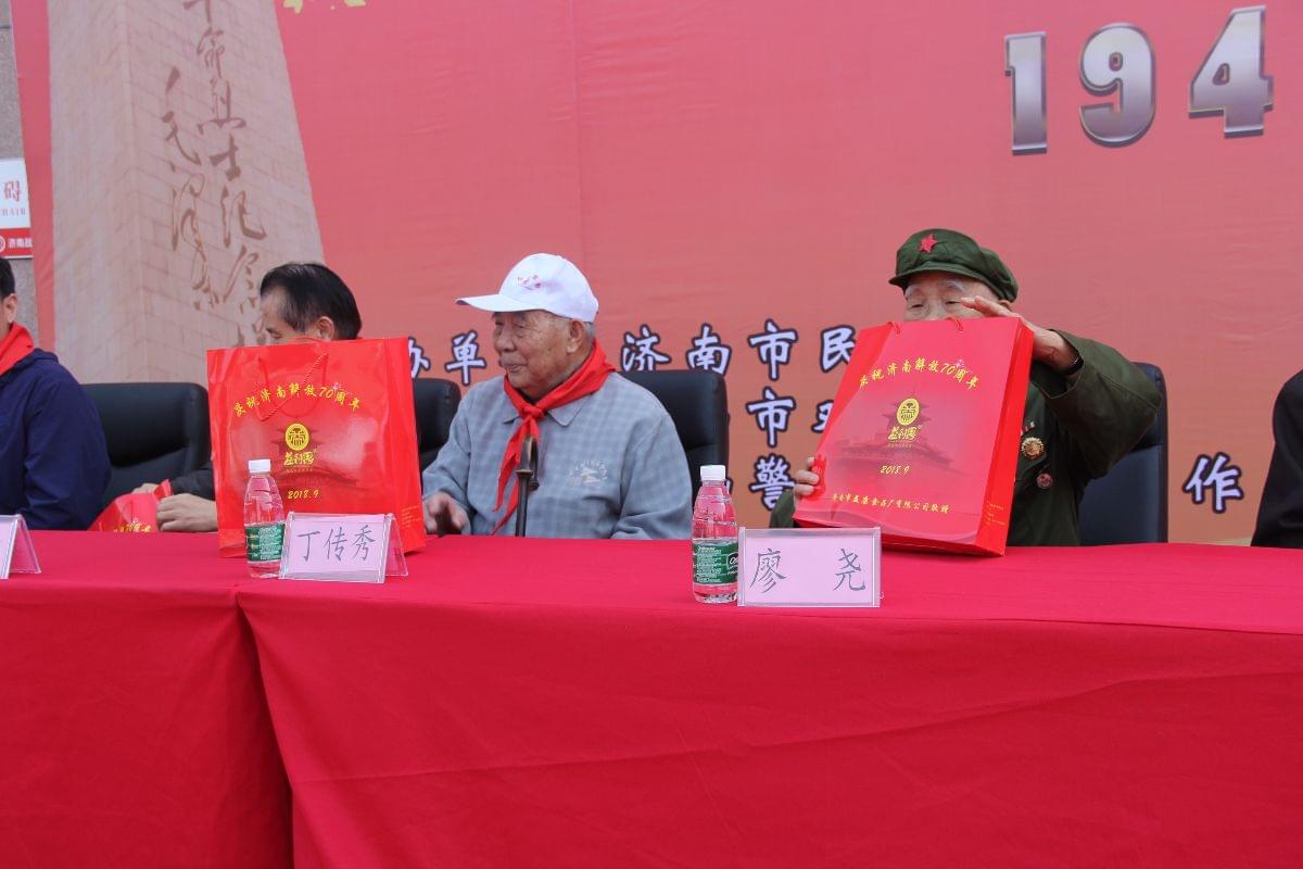 益康特制大月餅獻(xiàn)禮濟(jì)南戰(zhàn)役老戰(zhàn)士