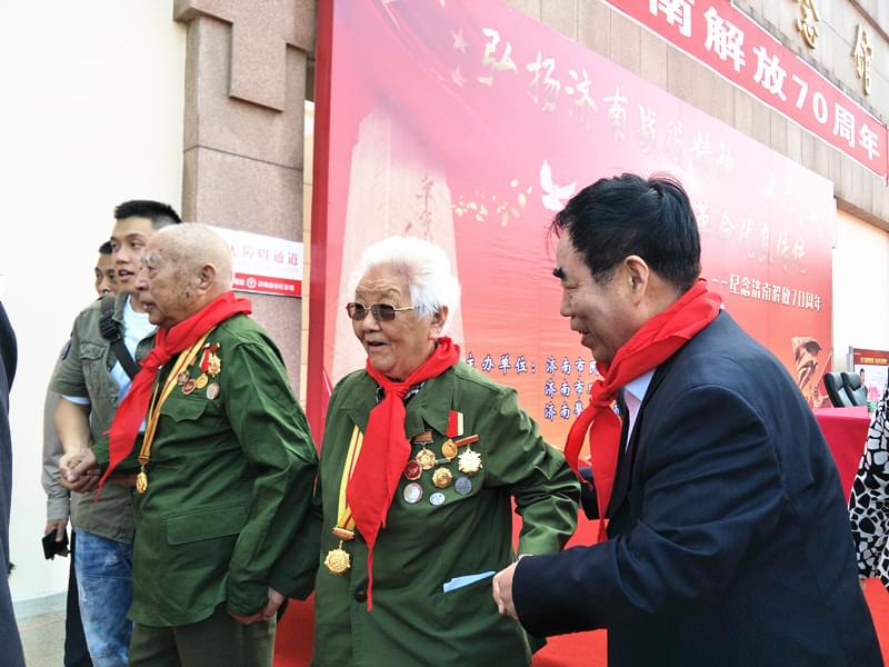 益康集團(tuán)公司董事長王忠本先生攙扶濟(jì)南戰(zhàn)役老戰(zhàn)士一起走進(jìn)濟(jì)南戰(zhàn)役紀(jì)念館參觀