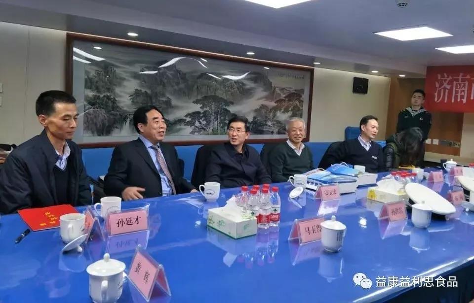 益康集團(tuán)董事長(zhǎng)王忠本與&ldquo;濟(jì)南艦&rdquo;官兵暢談軍民共建