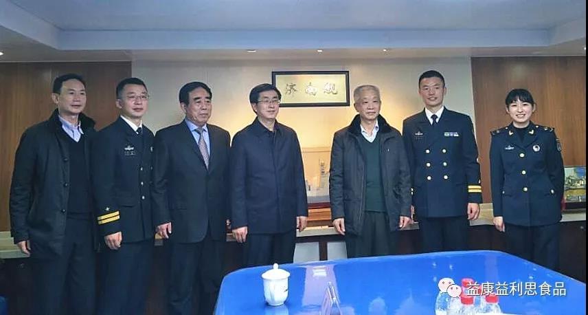 濟(jì)南慰問團(tuán)與&ldquo;濟(jì)南艦&rdquo;官兵合影