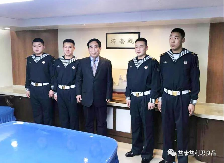 益康集團(tuán)董事長(zhǎng)王忠本與&ldquo;濟(jì)南艦&rdquo;戰(zhàn)士合影