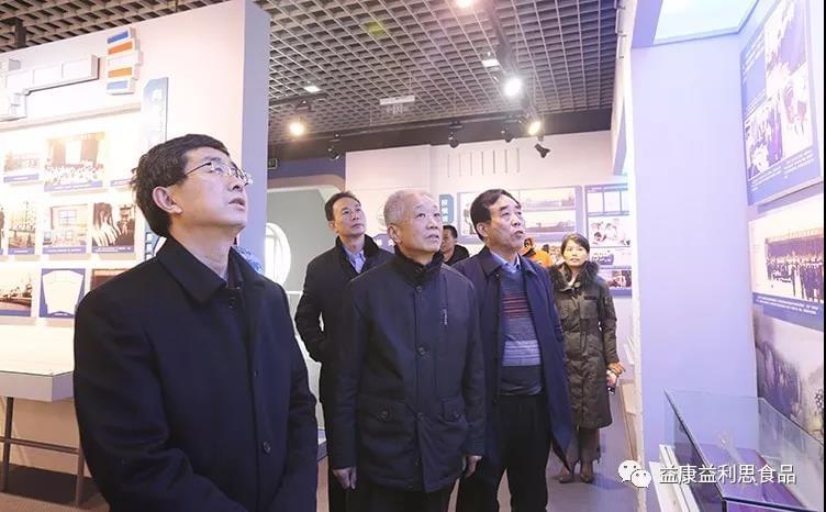 濟(jì)南慰問團(tuán)一行參觀軍史紀(jì)念館