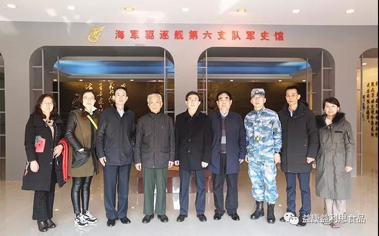 濟(jì)南慰問團(tuán)一行在軍史紀(jì)念館前合影