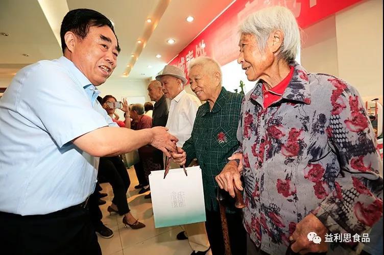 董事長王忠本向老人們贈送&ldquo;泉城素餅&rdquo;