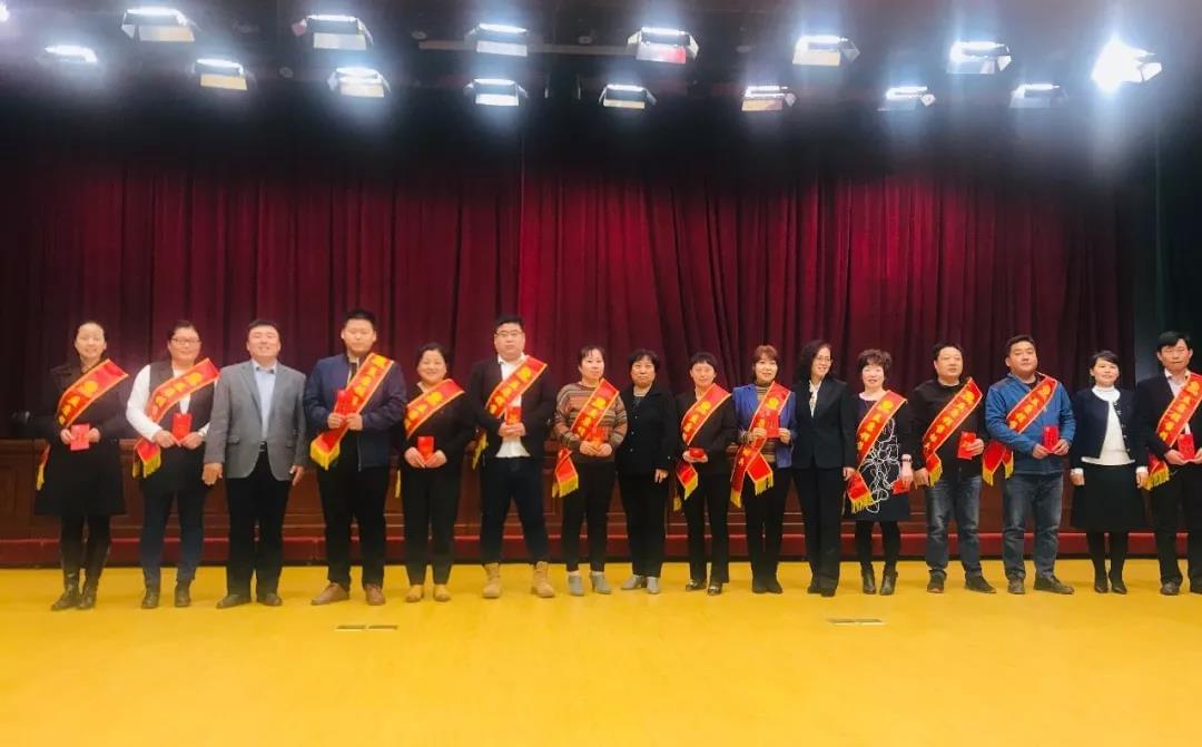 &ldquo;銷售標兵&rdquo;與頒獎領導合影