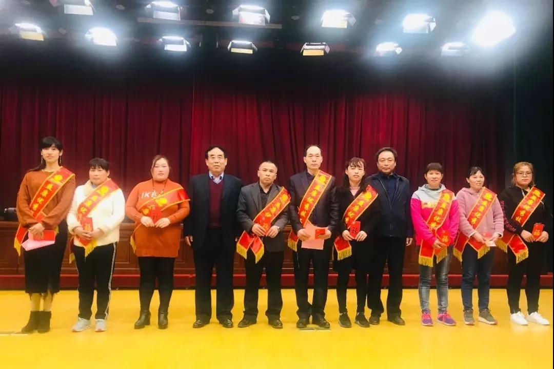 &ldquo;優(yōu)師傅獎&rdquo;、&ldquo;優(yōu)技工獎&rdquo;獲得者與頒獎領導合影