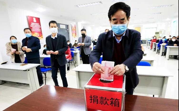 益康黨委書記王忠本同志帶頭捐款 益康黨委書記王忠本同志帶頭捐款