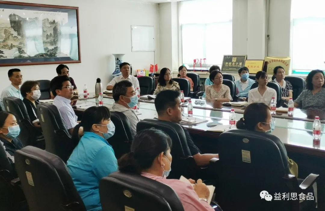 公司黨支部全體黨員共同觀看《榜樣講黨課》。