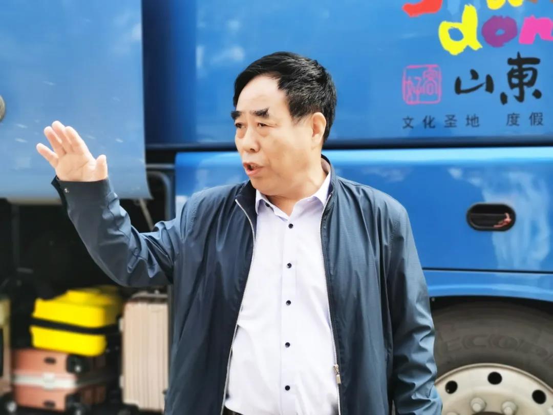 益康公司黨委書記、董事長王忠本親自到廠歡送職工赴遙墻國際機場