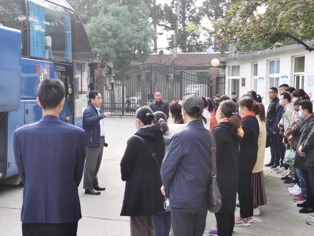 益康公司黨委書記、董事長王忠本親自到廠歡送職工赴遙墻國際機場