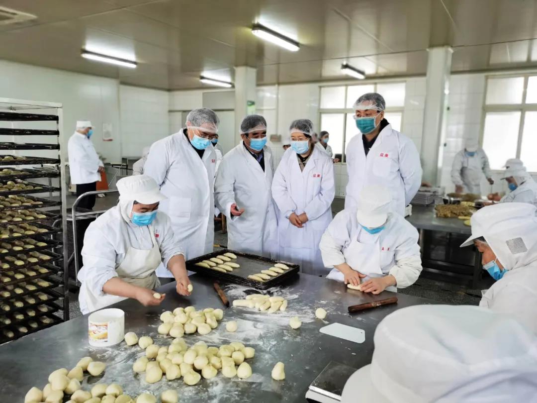 ▲參觀考察益康食品廠產(chǎn)品匠心制作生產(chǎn)車間