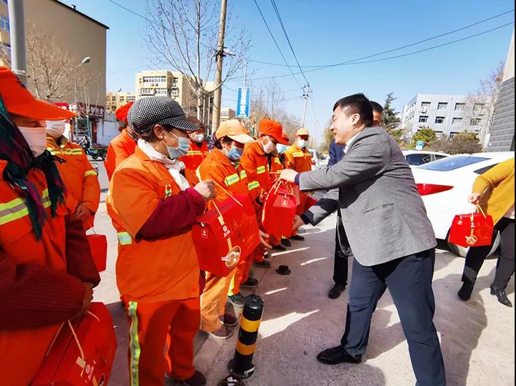 益康公司總經(jīng)理何海波和黨委副書記孫延才為環(huán)衛(wèi)工分發(fā)湯圓