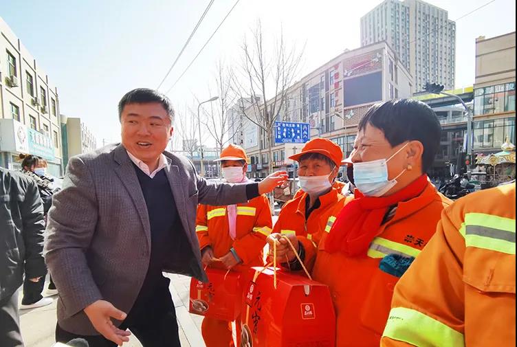 益康公司總經(jīng)理何海波和黨委副書記孫延才為環(huán)衛(wèi)工分發(fā)湯圓