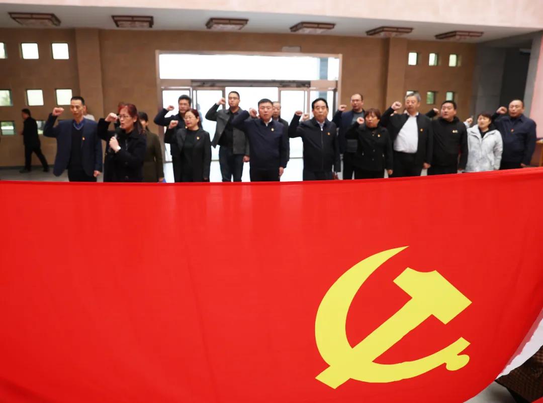 濟南益康總公司黨委委員徐華領誓&ldquo;入黨誓詞 &rdquo;