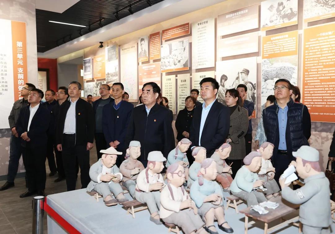 野店鎮(zhèn)黨委書記陪同參觀紀念館