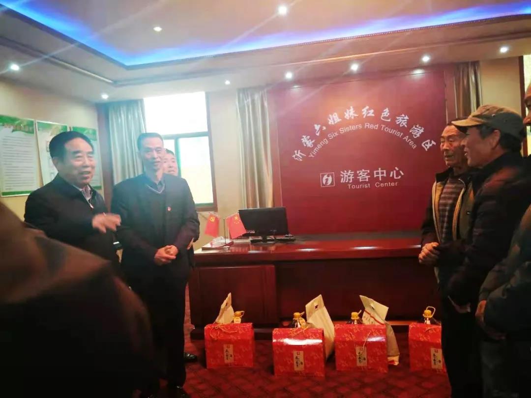 黨委書記王忠本與&ldquo;沂蒙六姐妹&rdquo;家屬親切交談并贈禮品