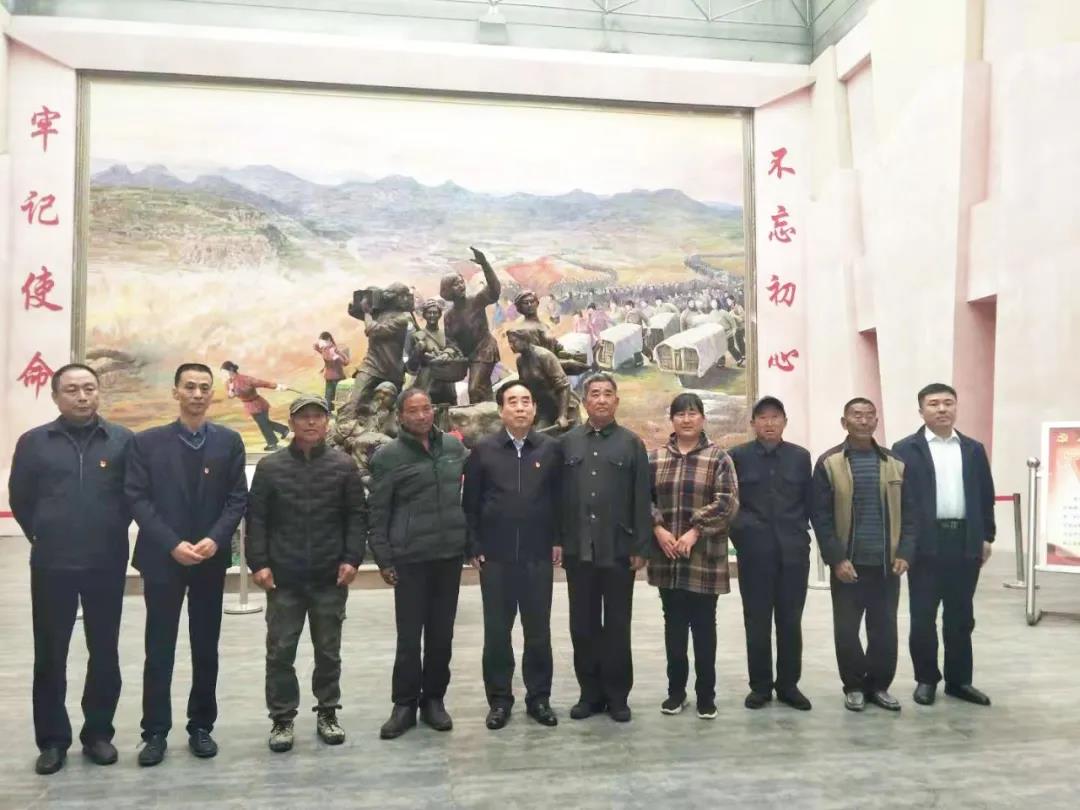 黨委書記王忠本與&ldquo;沂蒙六姐妹&rdquo;家屬合影 