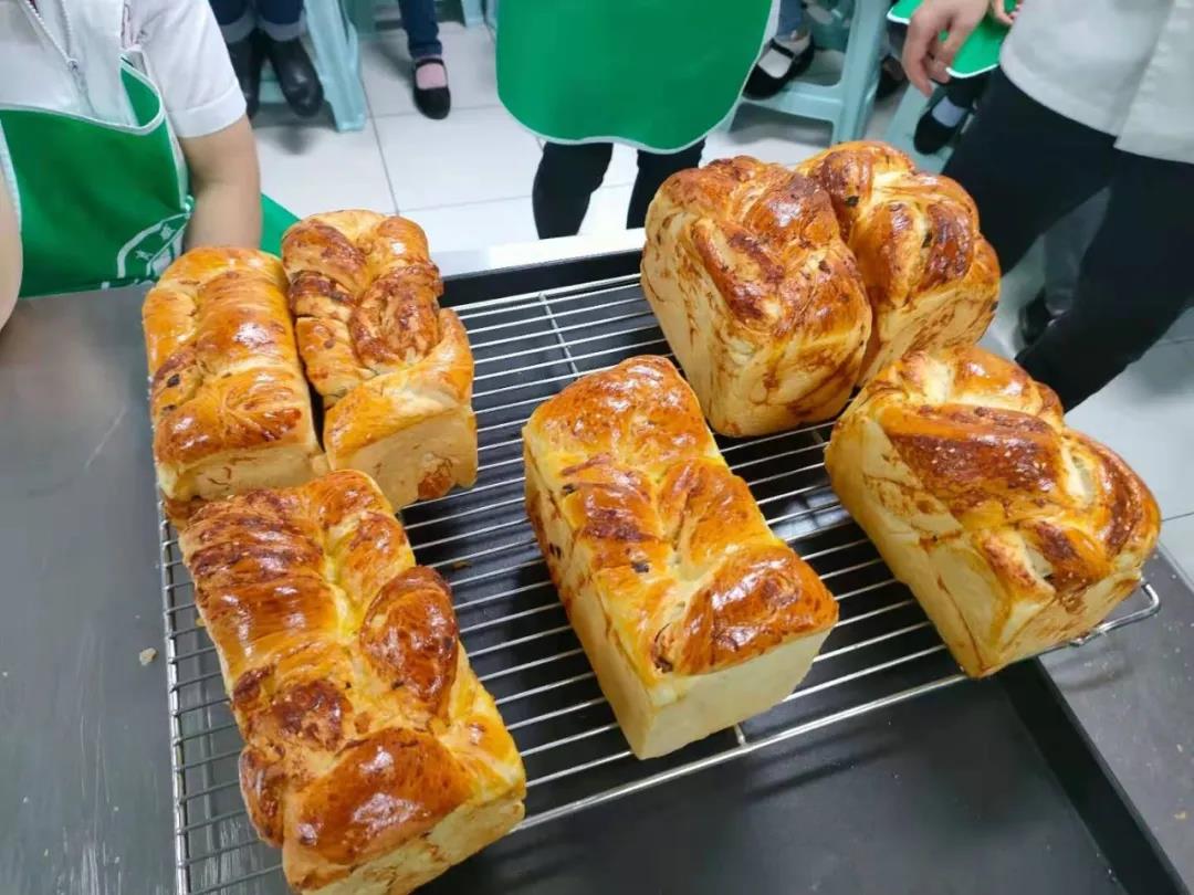 匠心制作面包出爐